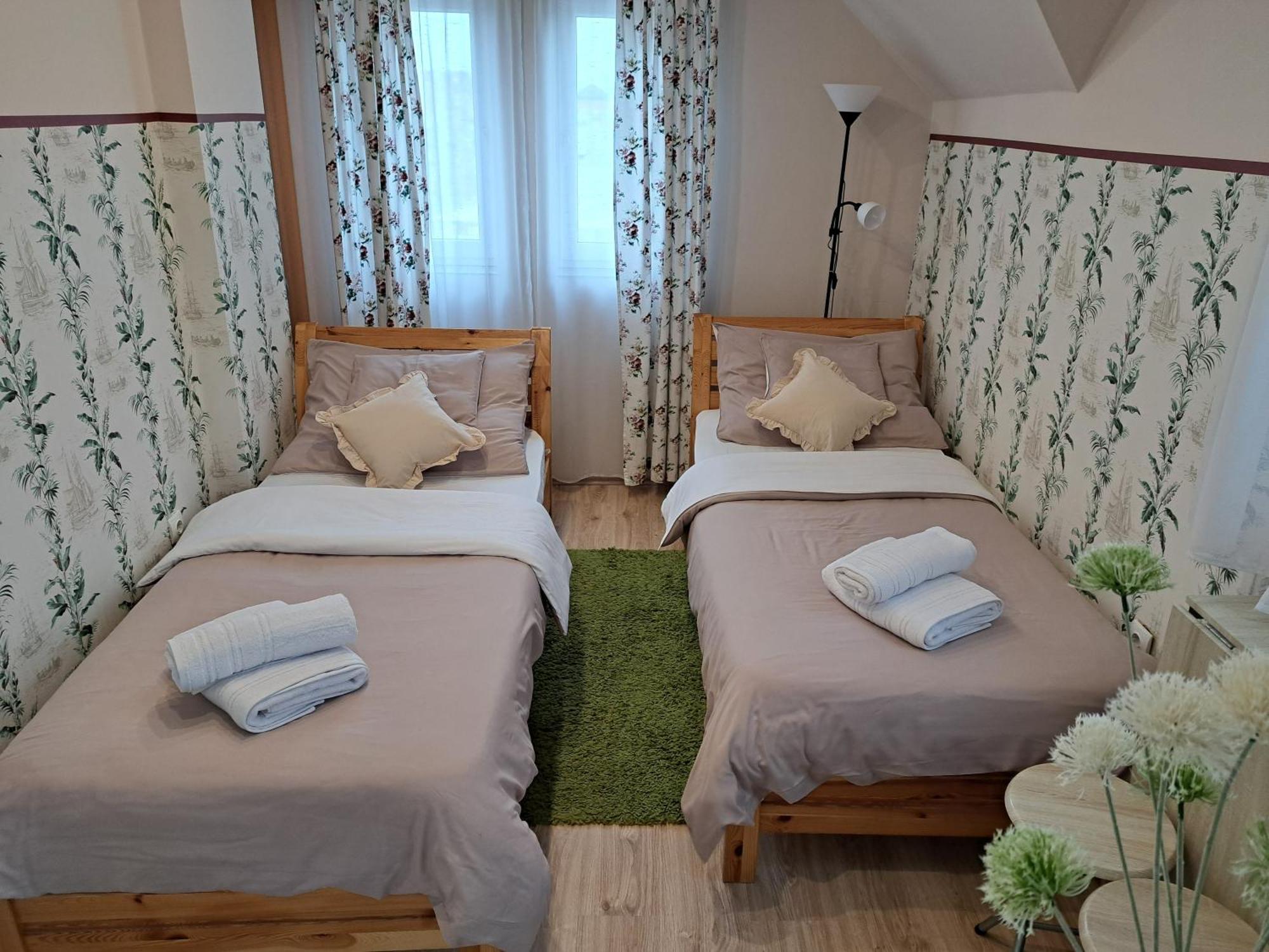 Orient Apartmanhaz Eger Exteriör bild