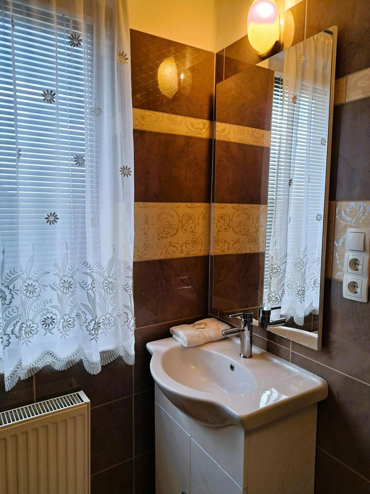 Orient Apartmanhaz Eger Exteriör bild