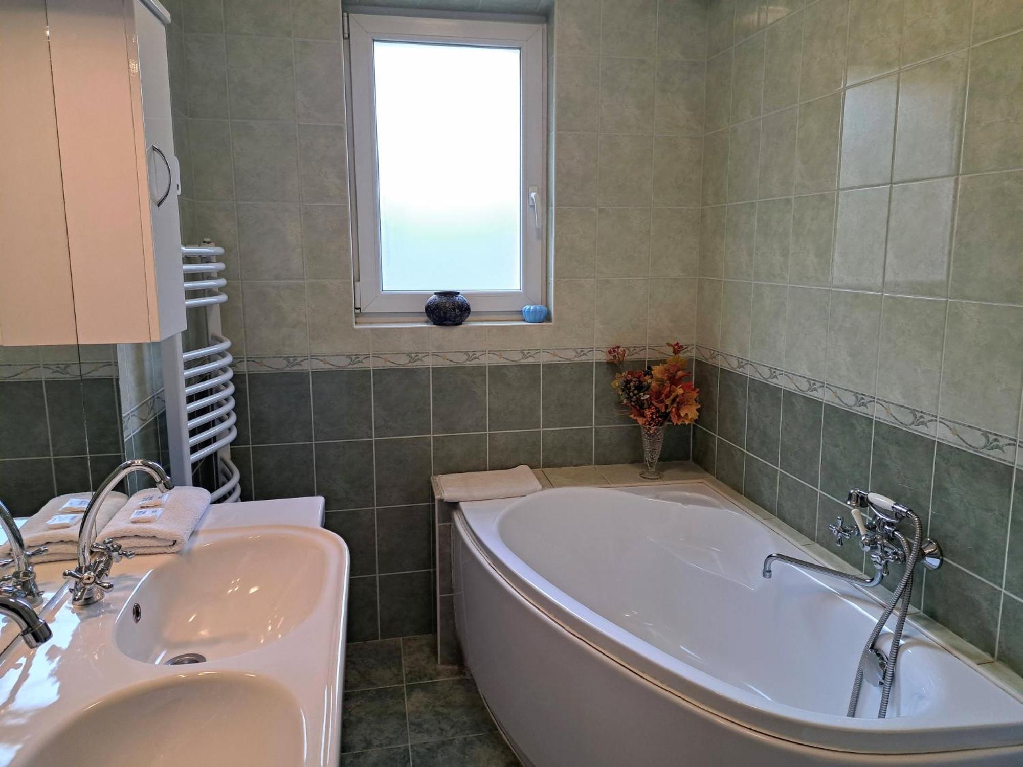 Orient Apartmanhaz Eger Exteriör bild